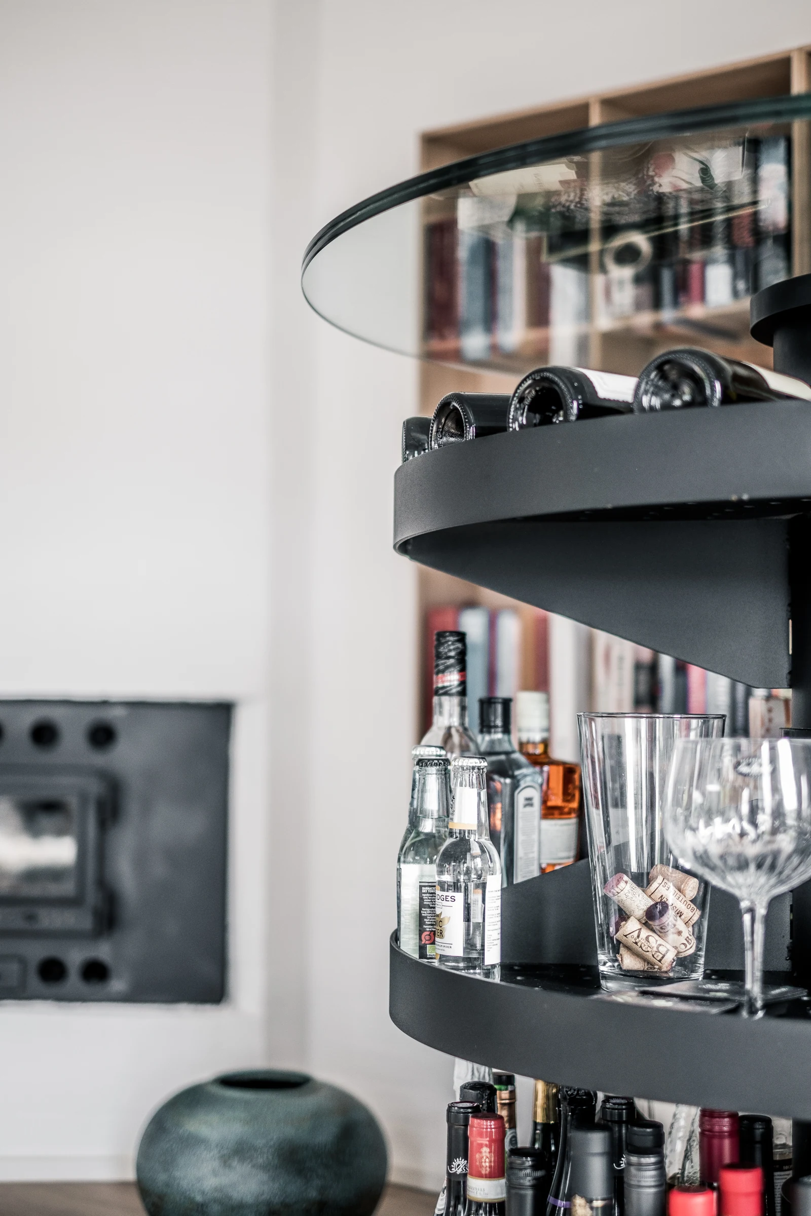 Sort WineWell med flasker løftet op i stuen